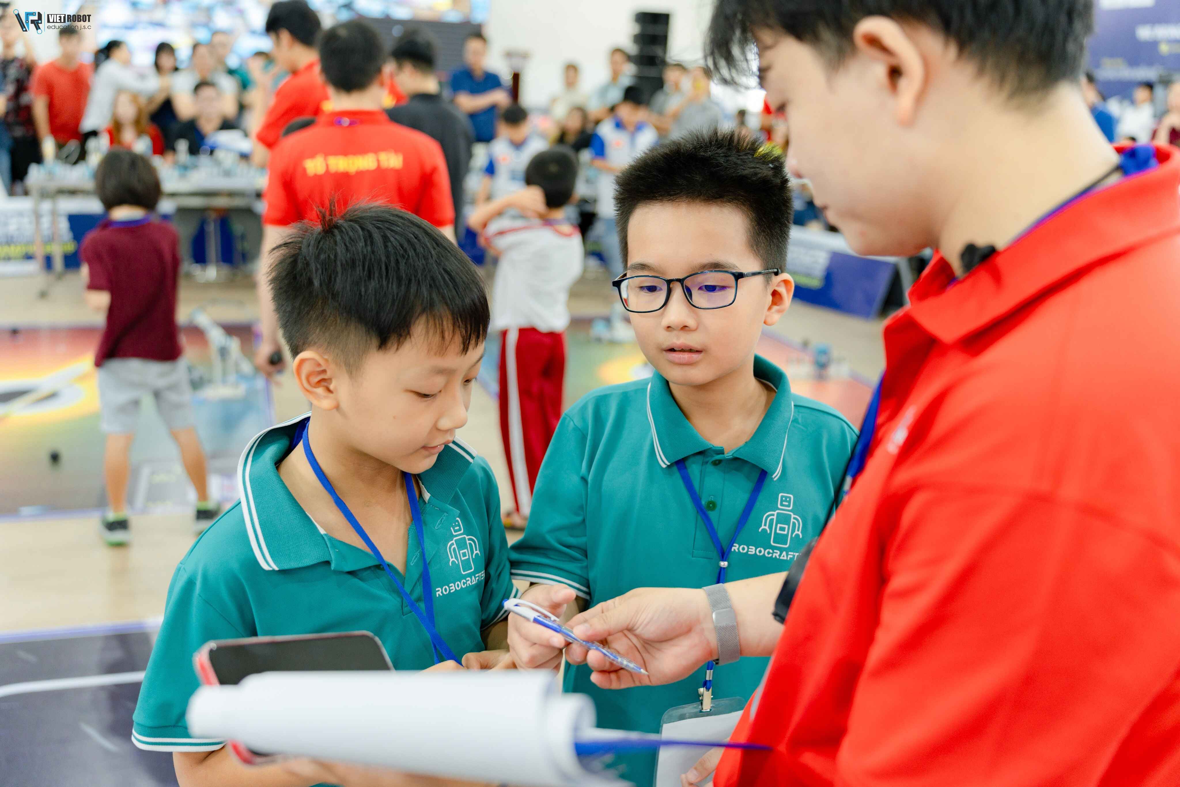 Học sinh RoboCrafters thực hành lắp ráp robot trong lớp học STEM