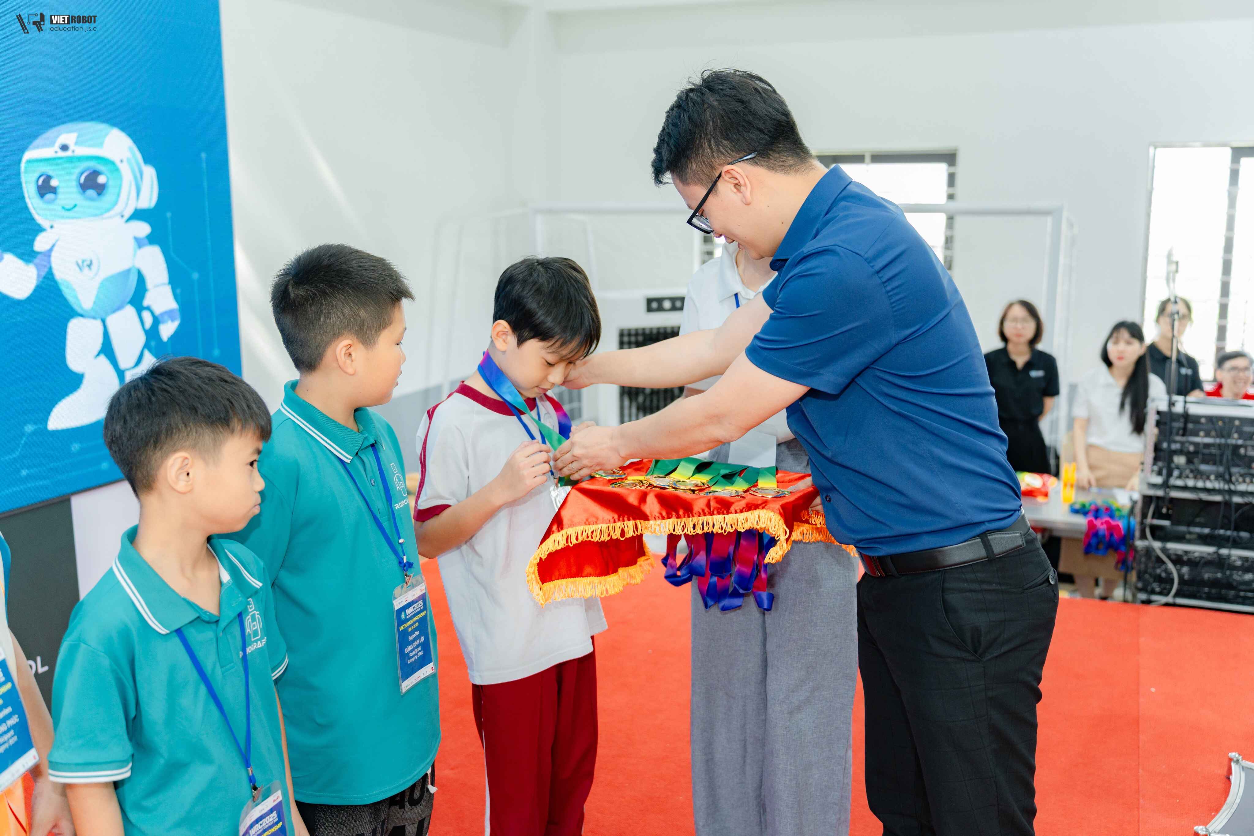 Giờ học thực hành lập trình và tư duy logic cho học sinh