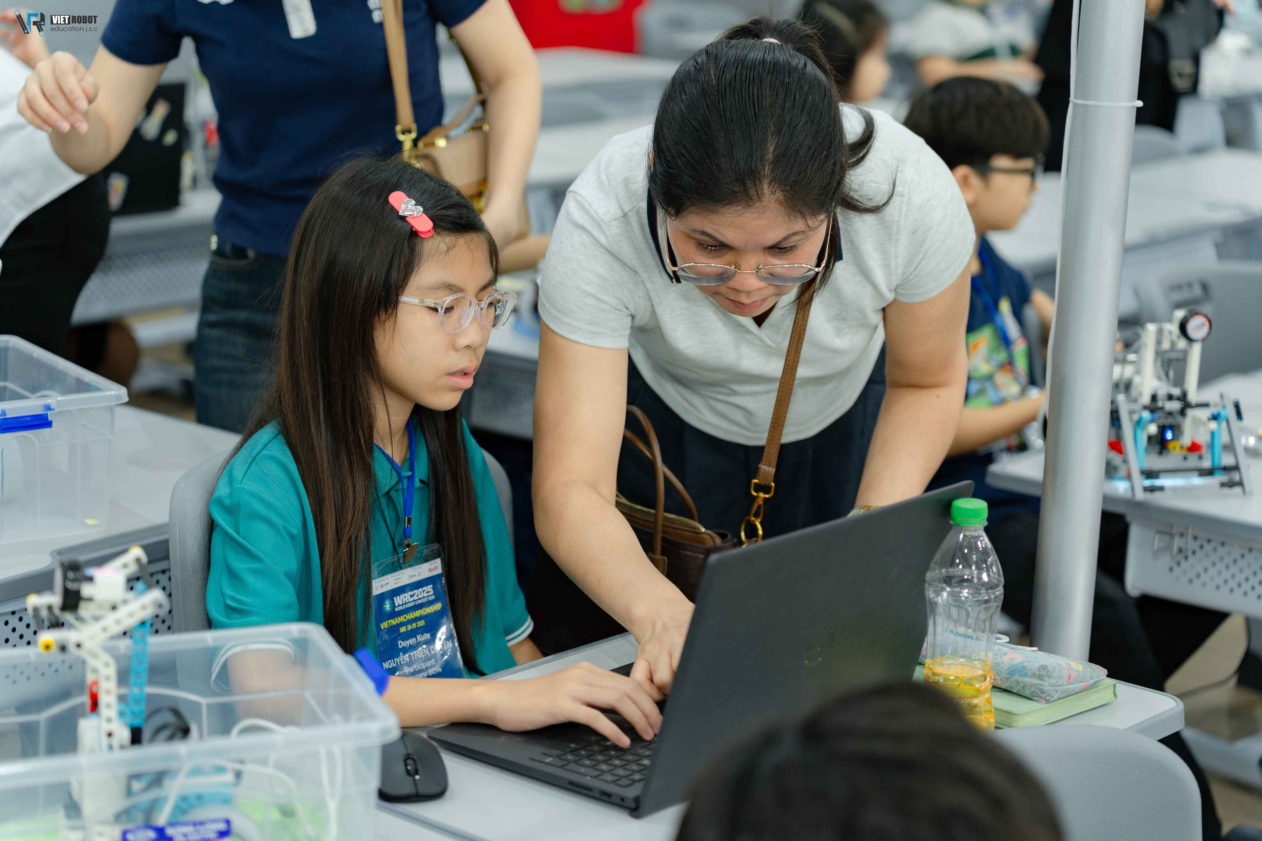 Học sinh sáng tạo sản phẩm công nghệ trong phòng lab STEM